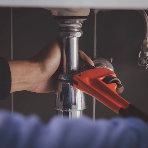 Dean Leith Plumbing - Lincoln Illinois - plumber tightening a drain pipe